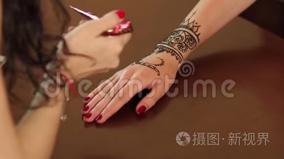 特写女`的手在手上画着梅亨迪。