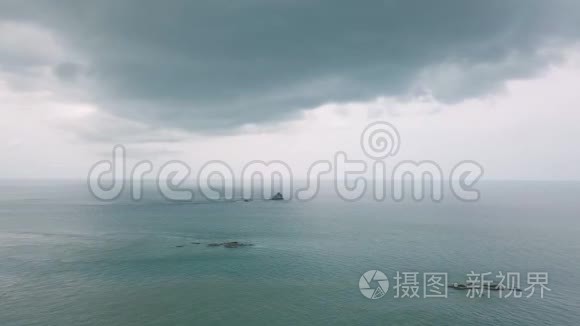 环球天气下雷云的海景视频