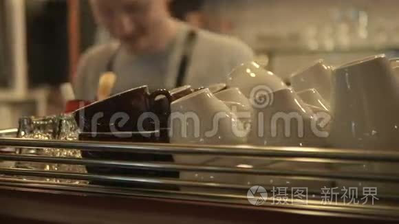 咖啡馆的咖啡机上有白色的杯子视频