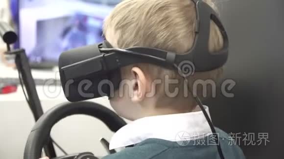在汽车模拟器里玩虚拟头盔的男孩