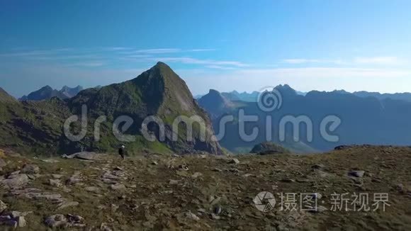 一个背着背包的女孩在山里旅行视频