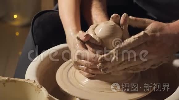 陶器夫妇用手制作陶罐视频