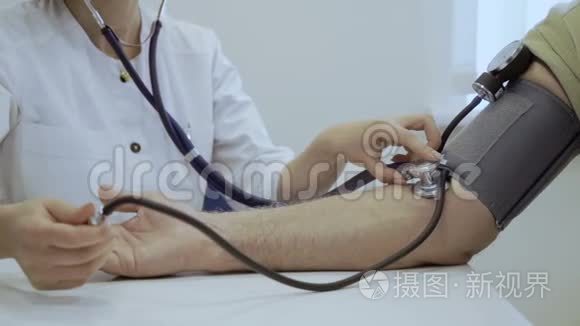 医生用光度计和听诊器检查脉搏视频