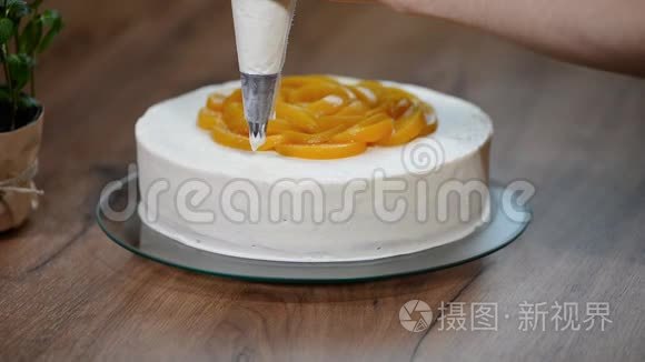 厨师用奶油装饰美味的桃子蛋糕视频