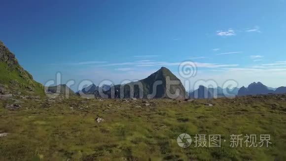 一个背着背包的女孩在山里旅行视频