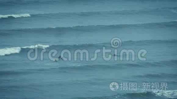 冲浪者在海上捕捉海浪视频