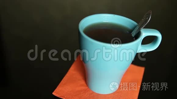 在蓝色的杯子里搅拌茶视频