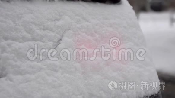 冬天在下雪时停车信号视频