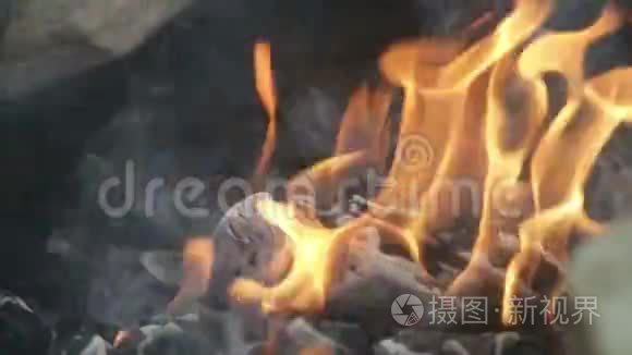 明亮的红色热炭防火屏保关闭视频