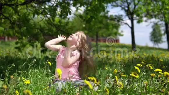 春天阳光明媚的日子里，小可爱的女孩在玩蒲公英。