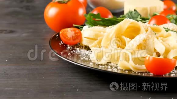 黑色盘子里美味的意大利面食视频