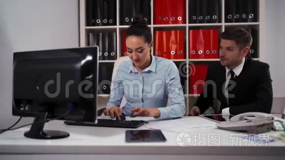 办公室工作小组处理台式计算机视频