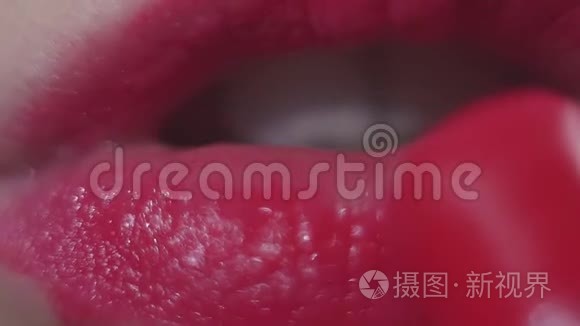 女用玫瑰色唇膏涂在嘴唇上视频
