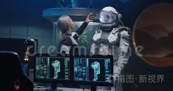 女宇航员帮助男人穿宇航服视频
