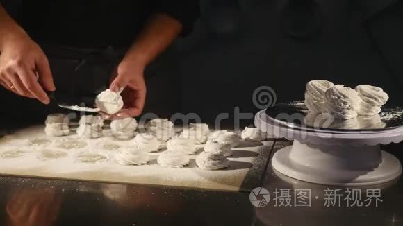 男人手洒糖霜，用筛子做. 糖果洒在棉花糖上