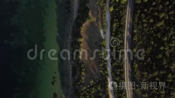 有通往希腊小镇的公路的海岸视频