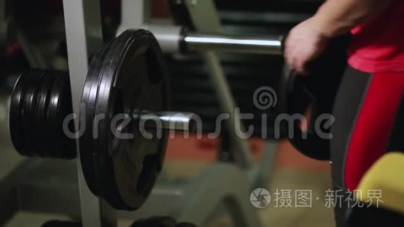 健身房健身器材的特写视频