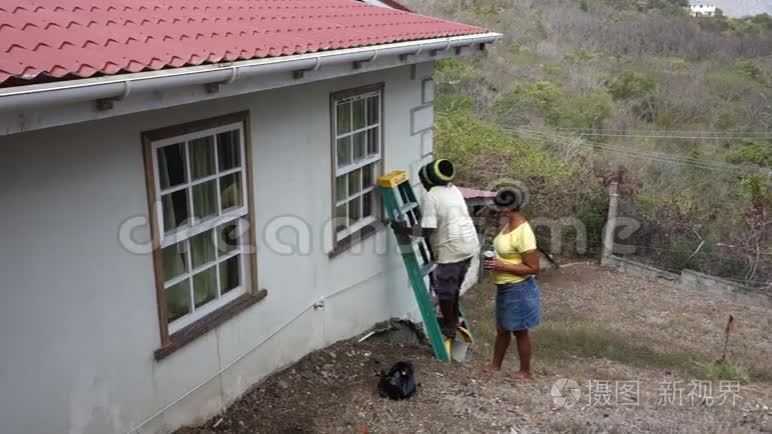 在热带地区维修房屋的工人视频