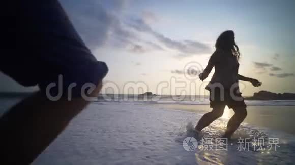 在沙滩上奔跑的女人视频