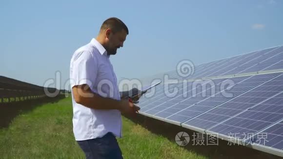 男性专家切金太阳能电池板视频