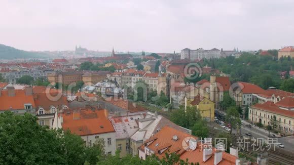 夏季布拉格市旧建筑的俯视图视频