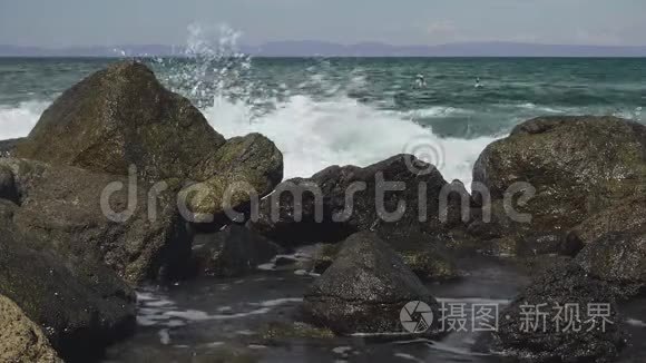 波浪撞击海岸线上的岩石视频