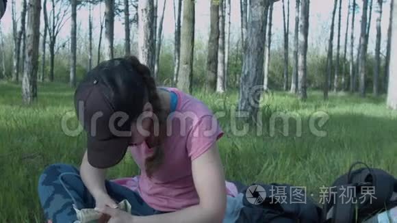 两位美女讨论产品组成.. 在大自然中，在午餐期间，女孩们跟随着