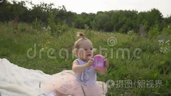 小女孩喝水视频