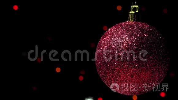 背景上的波基花环上的圣诞装饰红球