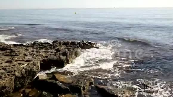 波浪对抗岩石视频