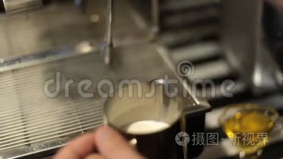 咖啡师为拿铁或卡布奇诺蒸牛奶视频