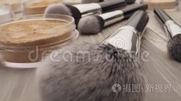 化妆品和美容理念.. 木桌上用粉刷化妆