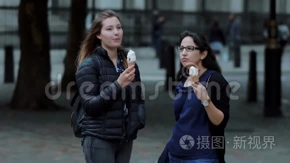 伦敦街头的年轻女性拿着冰淇淋视频