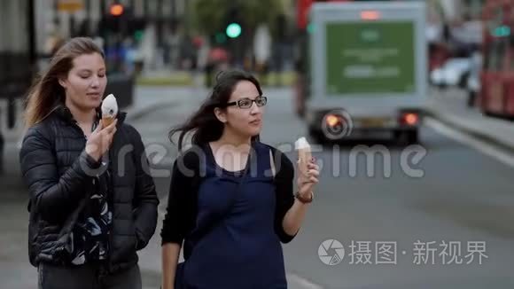 伦敦街头的年轻女性拿着冰淇淋视频