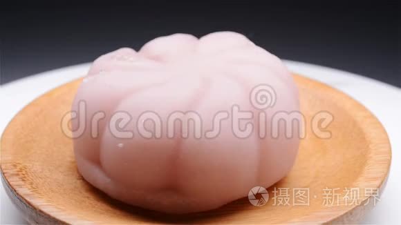 侧观绿色摩登月饼旋转