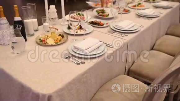 宴会装饰的桌子，有餐具。 宴会厅的婚礼装饰..