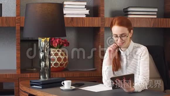 年轻集中的女人，坐在她的房间或办公室里。