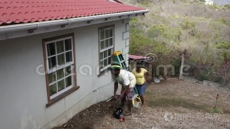 在热带地区维修房屋的工人视频