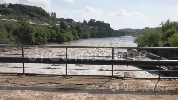 格鲁吉亚河上的水坝结构视频