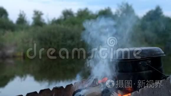 在篝火上准备食物