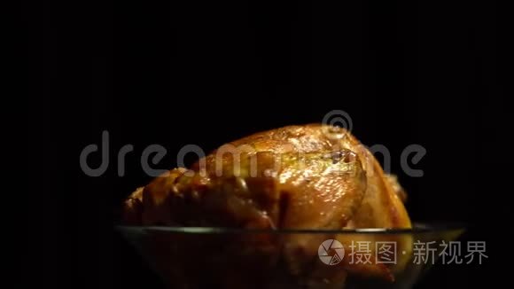 玻璃盘子里的热炸鸡打开黑色背景。
