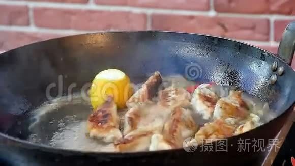 烤在铸铁煎锅上的饺子