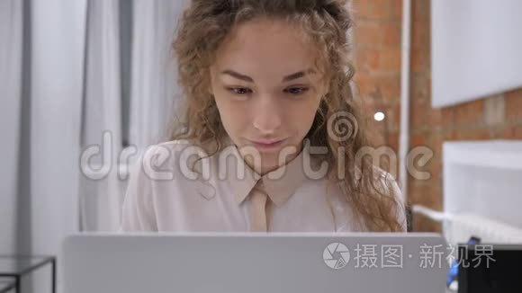 坐在办公室的年轻女性上网聊天视频