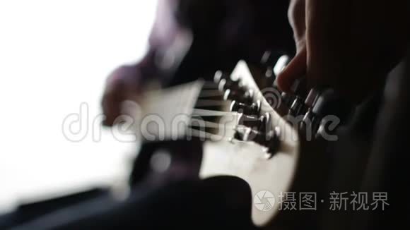 吉他手在音乐会前配置电吉他视频