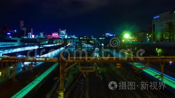 在上野车站的列车在夜间长时间曝光大镜头