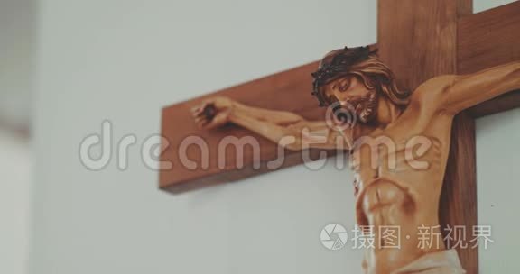 基督在教会的十字架上视频