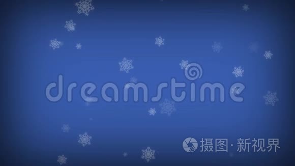 落在蓝屏上的大雪花。 冬季降雪。 圣诞快乐，新年快乐