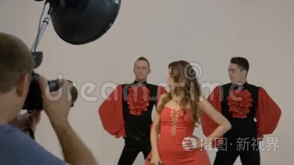 摄影师拍摄穿红色西装的艺术家视频
