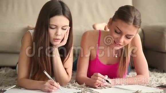 两个漂亮的学生女孩在家学习视频
