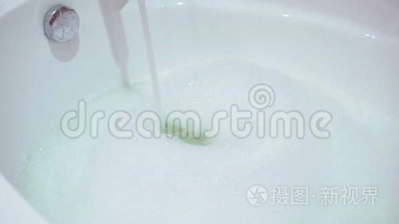 水溅在按摩浴缸里。 按摩浴缸清澈的水。 蓝水背景